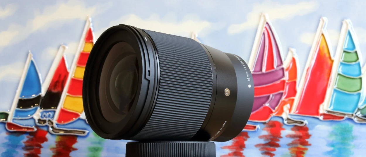 Корпус об'єктива Sigma 16mm f/1.4 DC DN Contemporary з маркуванням серії C та широким гумованим кільцем фокусування