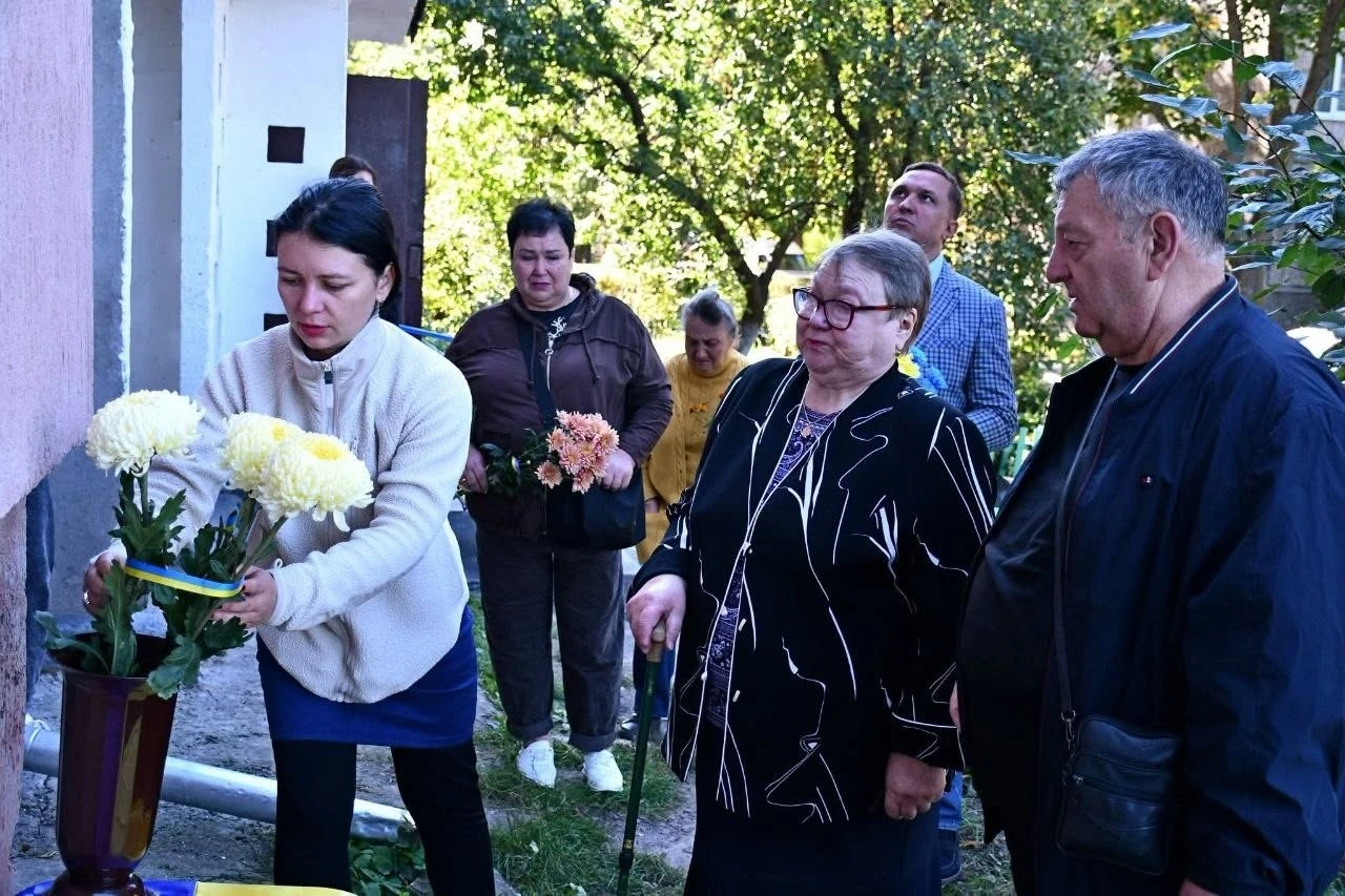 У камені — ім’я, у серцях — пам’ять: громада вшанувала полеглого Захисника Дмитра Авраменка