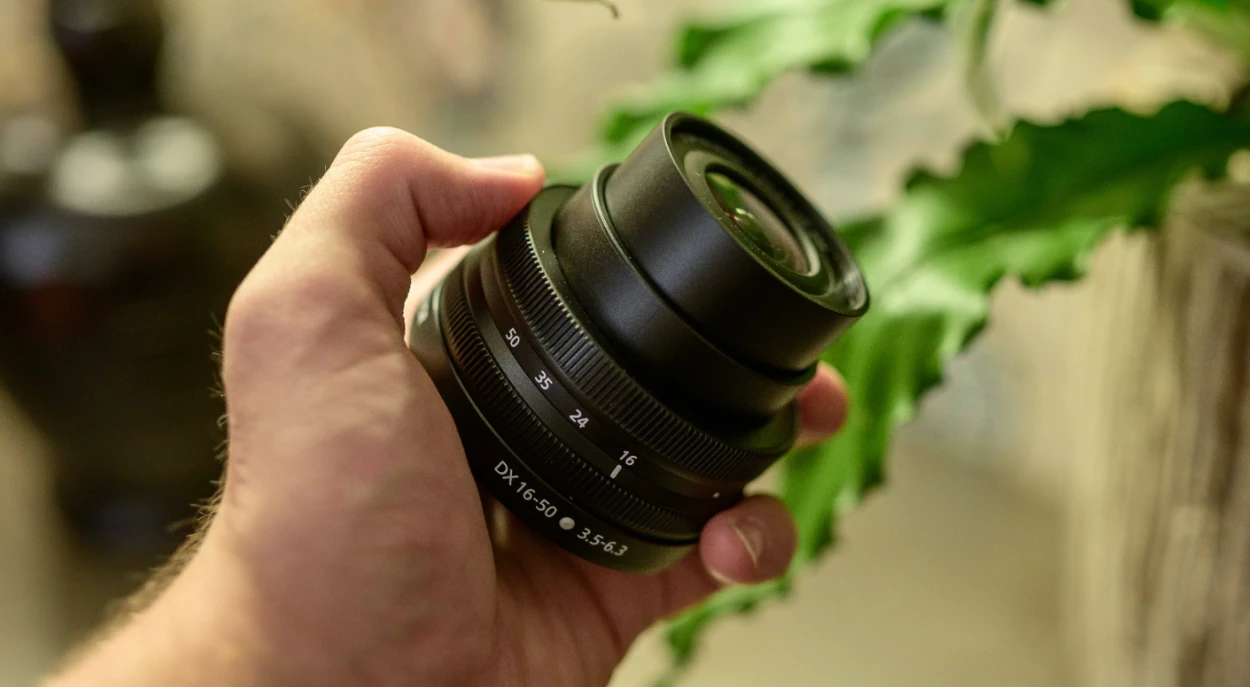 Об'єктив Nikon Nikkor Z DX 16-50mm f/3.5-6.3 VR у розкладеному робочому стані в руці