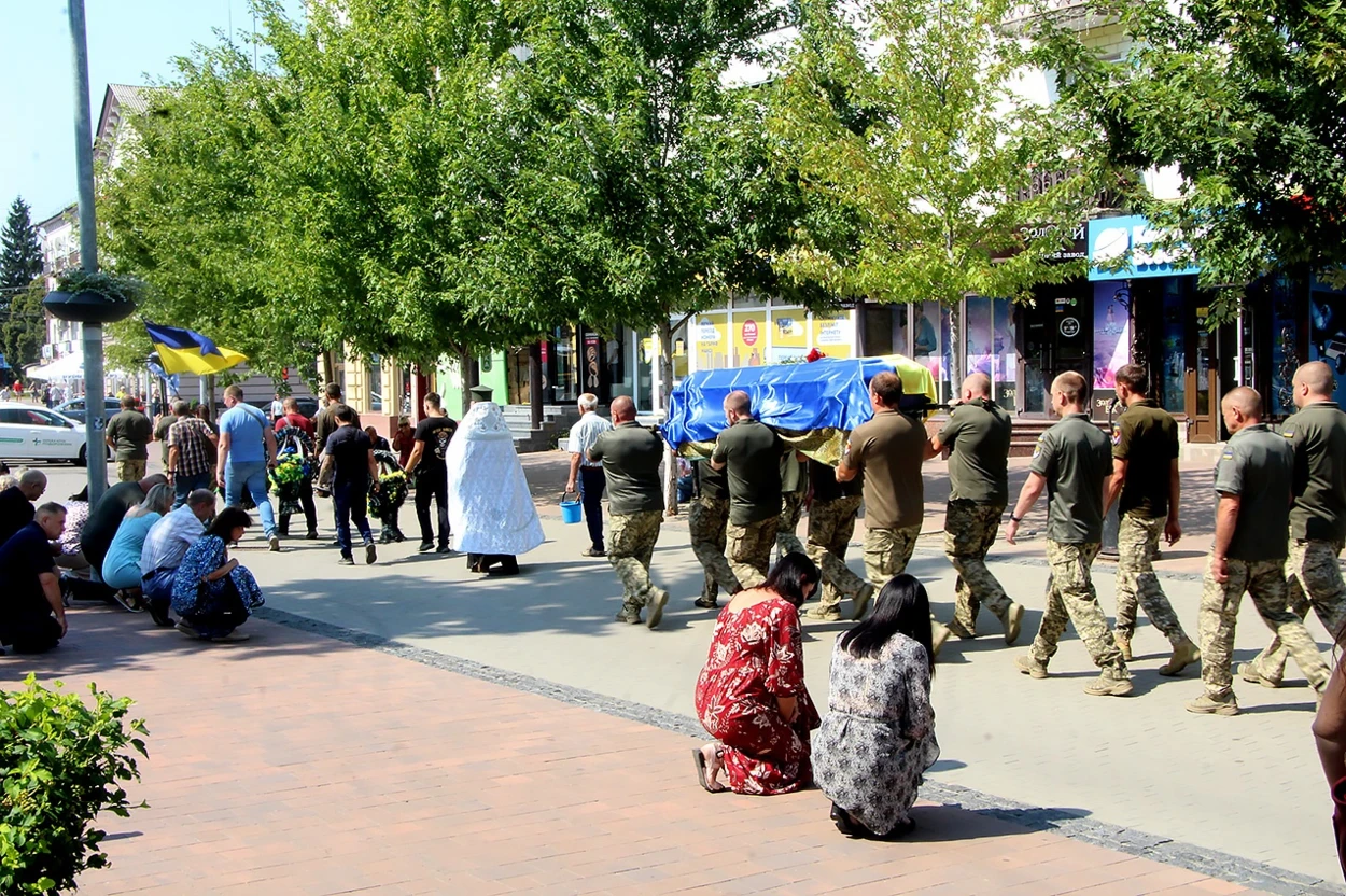 Повернувся додому на щиті: Ніжин провів в останню дорогу Бульду Руслана Володимировича.