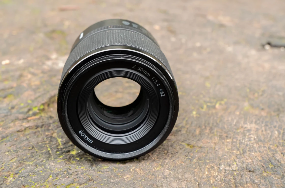Передня лінза об'єктива Nikon Nikkor Z 50mm f/1.4 крупним планом із різьбою під світлофільтр діаметром 62 мм