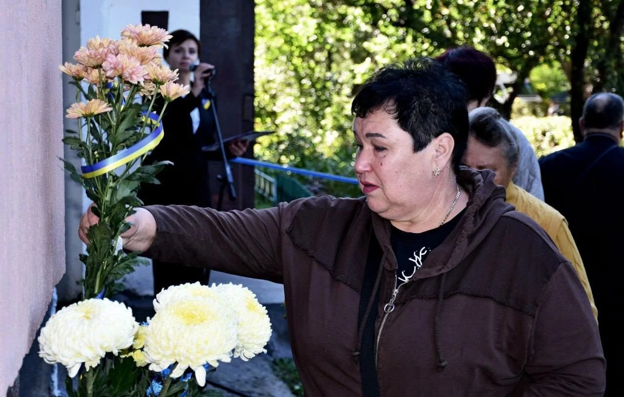 У камені — ім’я, у серцях — пам’ять: громада вшанувала полеглого Захисника Дмитра Авраменка