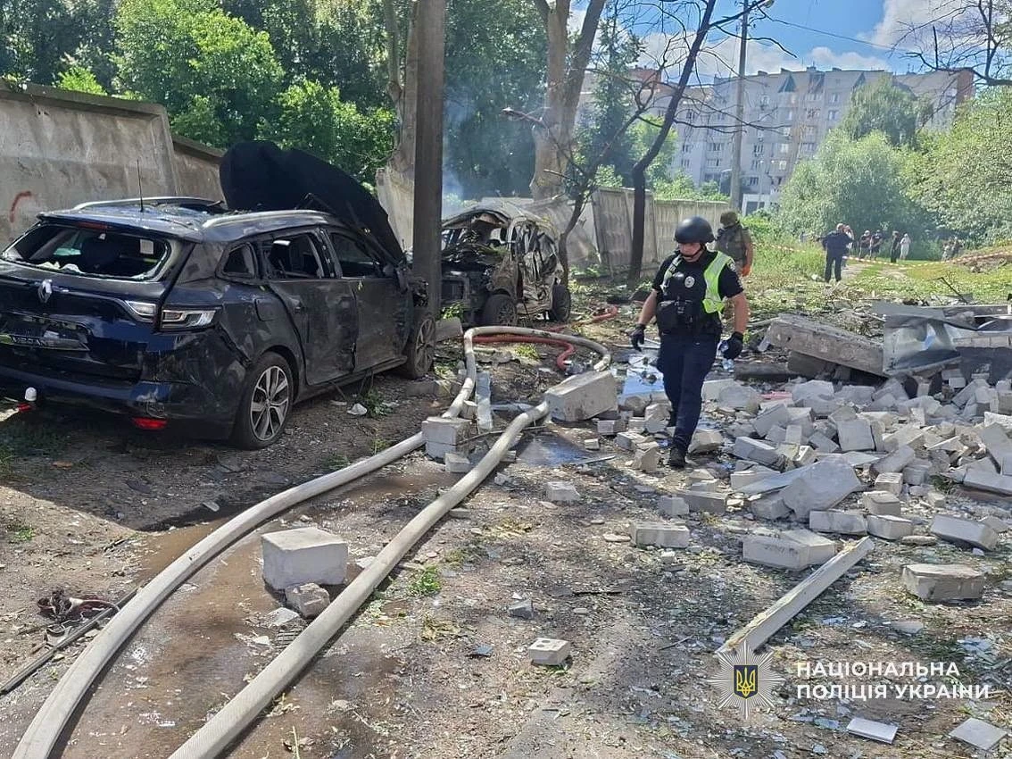 Сьогодні росіяни вдарили безпілотником по багатоповерхівці в Чернігові