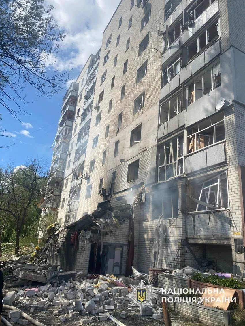 Сьогодні росіяни вдарили безпілотником по багатоповерхівці в Чернігові
