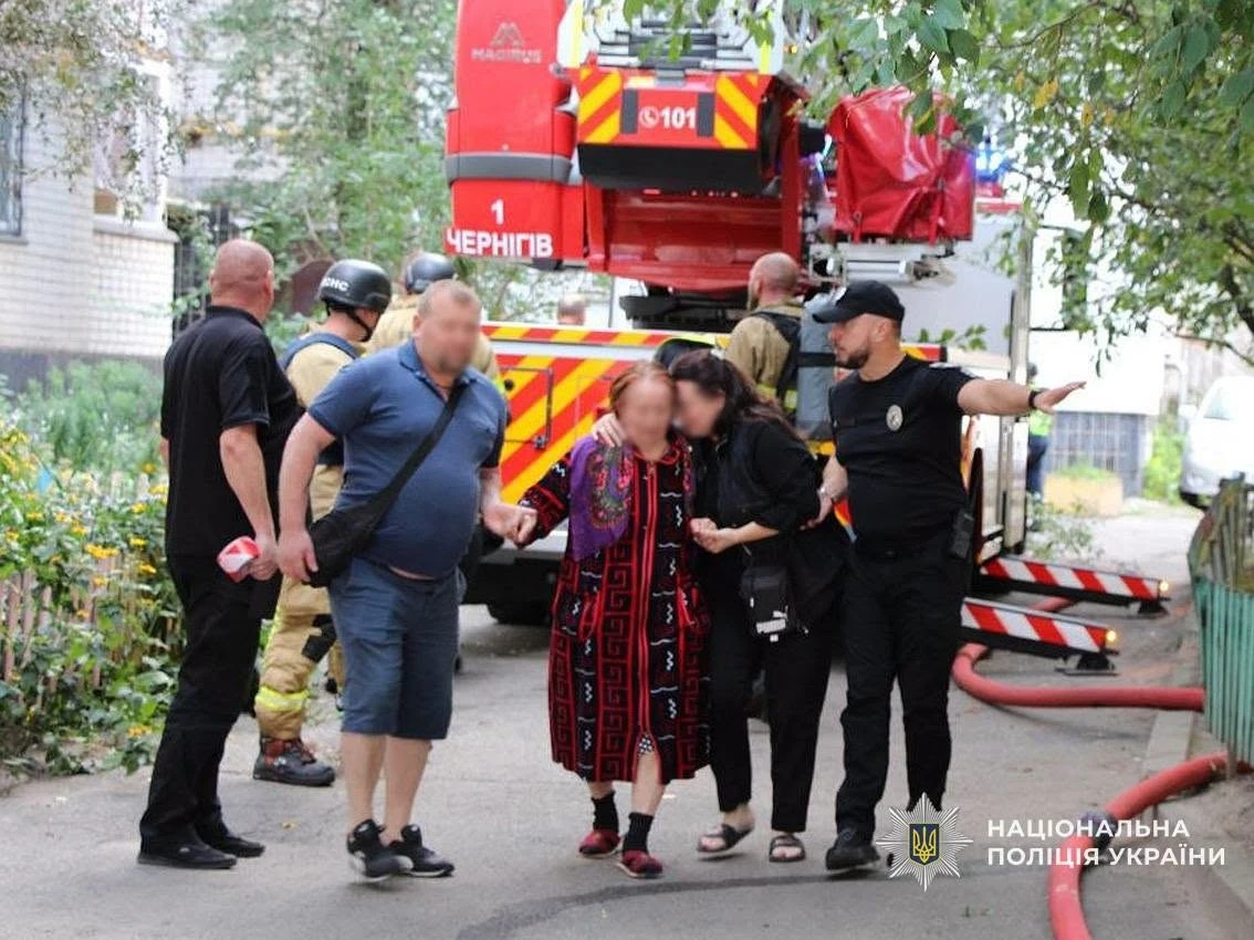 Сьогодні росіяни вдарили безпілотником по багатоповерхівці в Чернігові