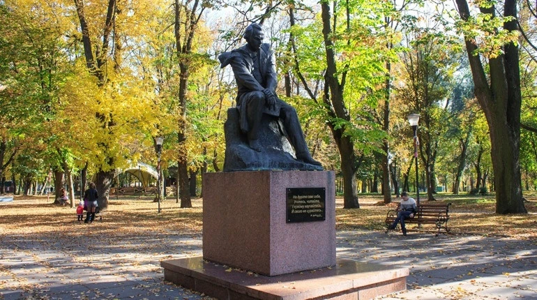 21 вересня – 35 років тому відкрито у Ніжині пам’ятник Тарасу Григоровичу Шевченку