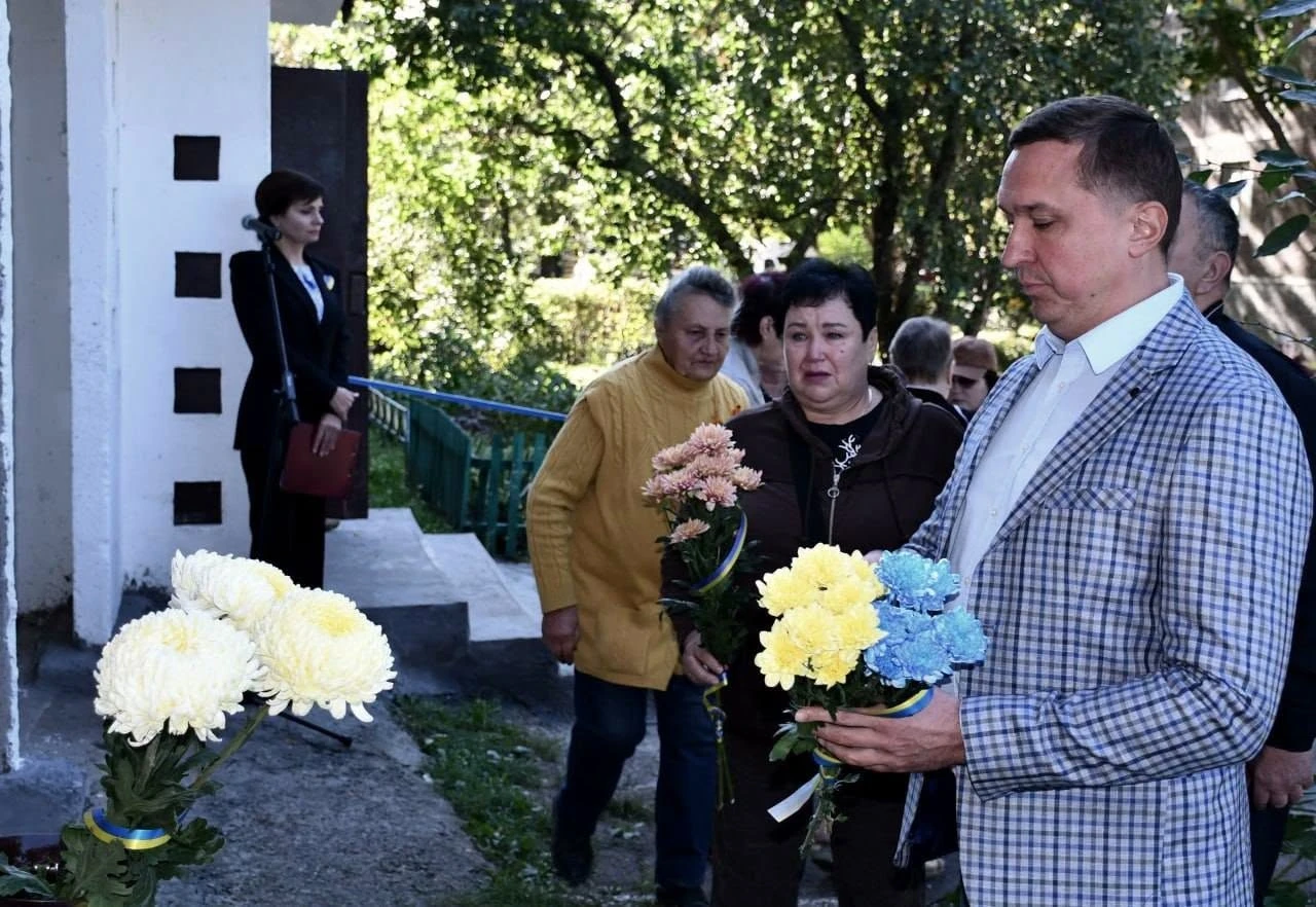 У камені — ім’я, у серцях — пам’ять: громада вшанувала полеглого Захисника Дмитра Авраменка