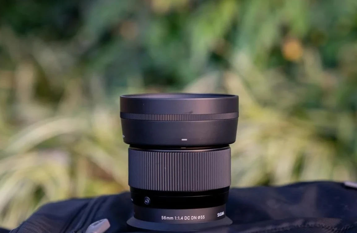 Об'єктив Sigma 56mm f/1.4 DC DN Contemporary з блендою на тлі природи з плавним розмиттям фону