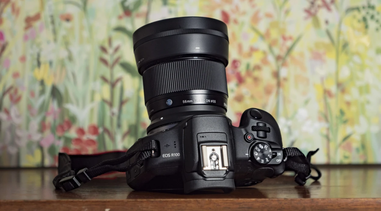 Компактний об'єктив Sigma 56mm f/1.4 DC DN Contemporary із блендою, встановлений на бездзеркальну камеру