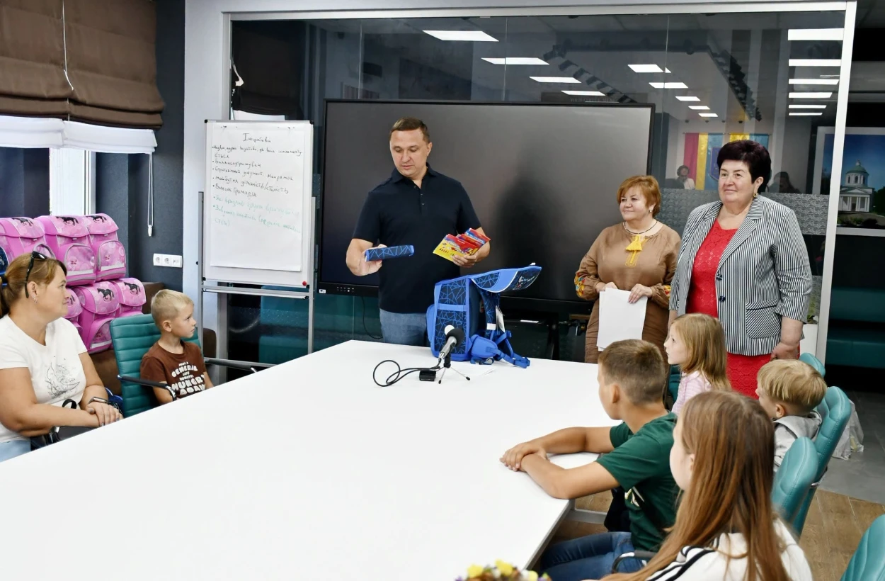 59 ніжинських дітей отримали подарунки напередодні Дня знань