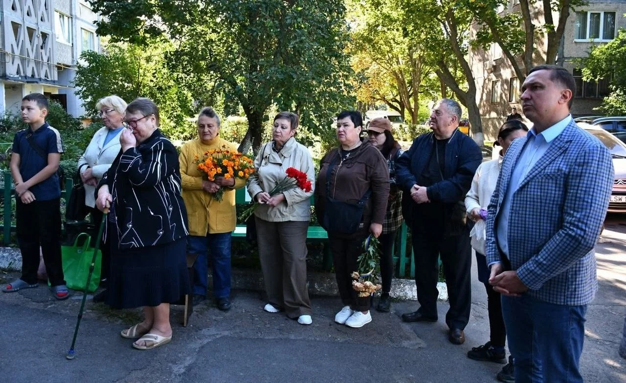 У камені — ім’я, у серцях — пам’ять: громада вшанувала полеглого Захисника Дмитра Авраменка