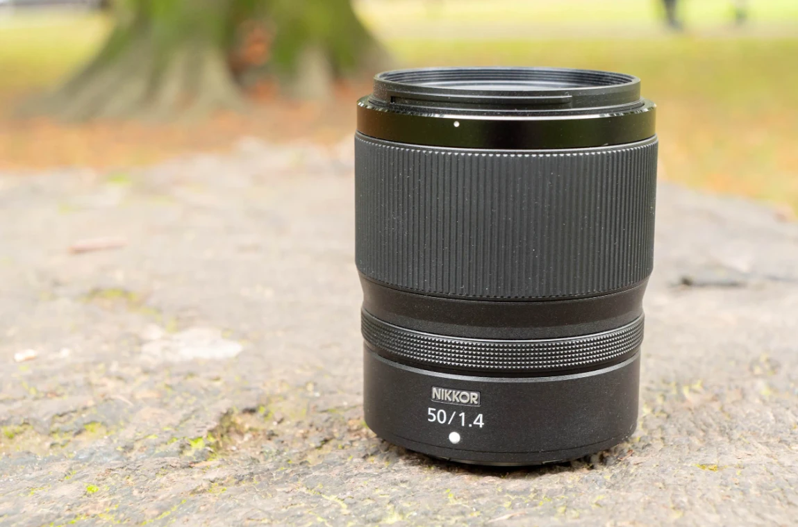 Об'єктив Nikon Nikkor Z 50mm f/1.4 на відкритому повітрі, видно широке кільце фокусування та додаткове кільце налаштувань