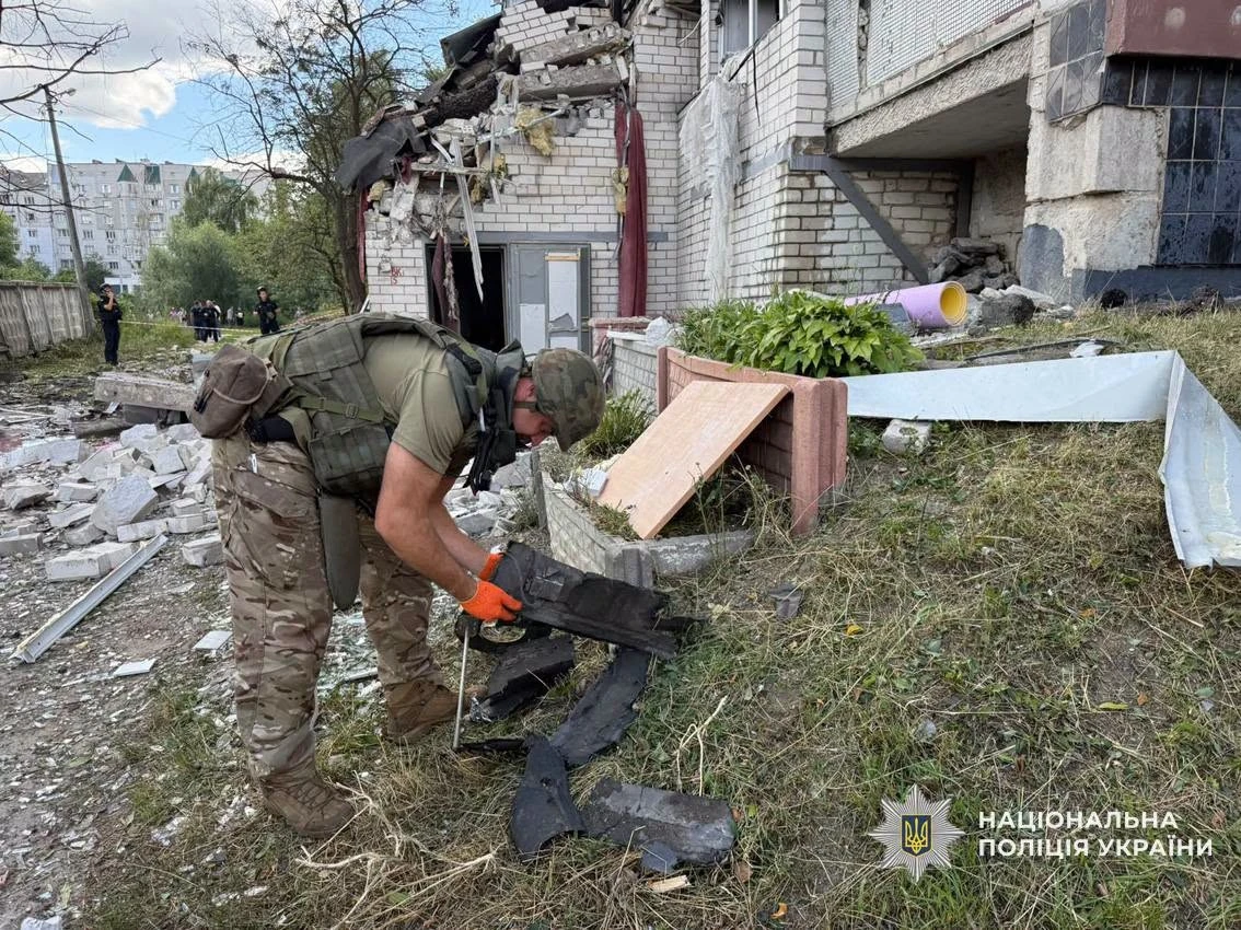 Сьогодні росіяни вдарили безпілотником по багатоповерхівці в Чернігові