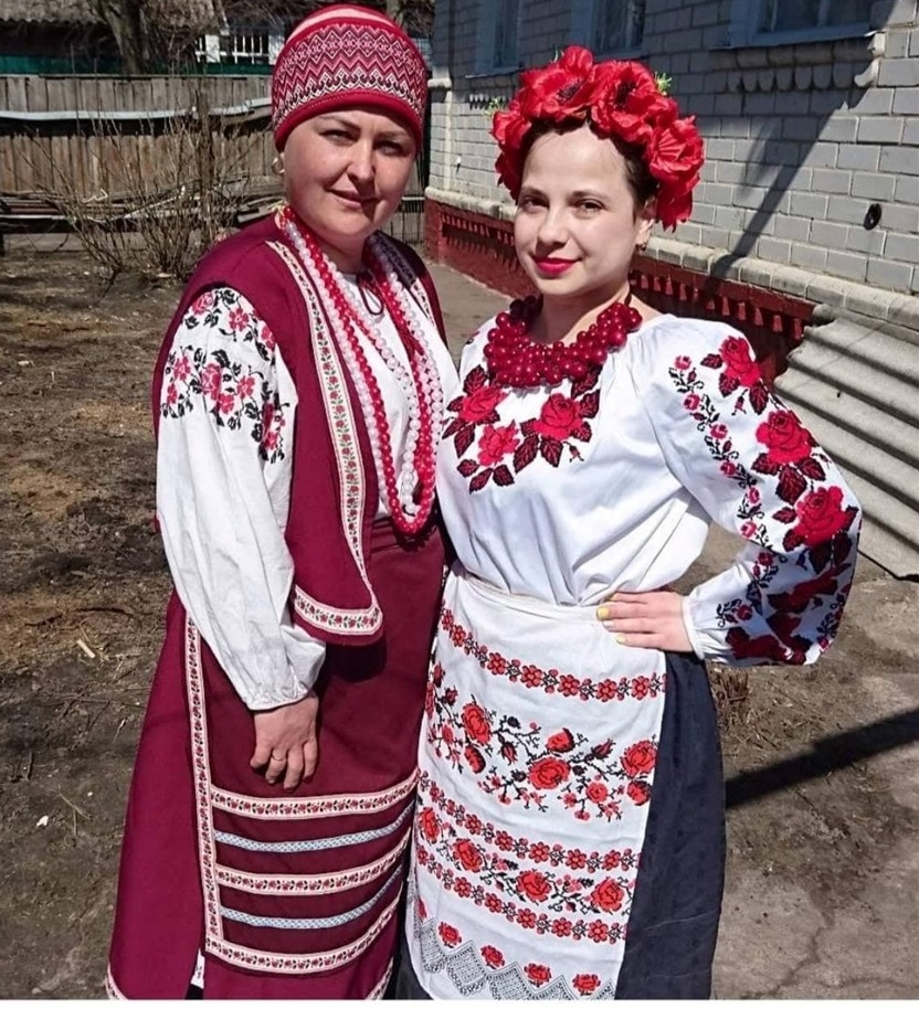 Дві невістки Таня і Юля у маминих вишиванках...