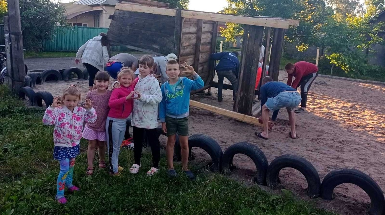 БУДИНОЧОК ВІДДАЛА ОДНА З РОДИН...А ВІДРЕСТАВРУВАЛИ ГУРТОМ