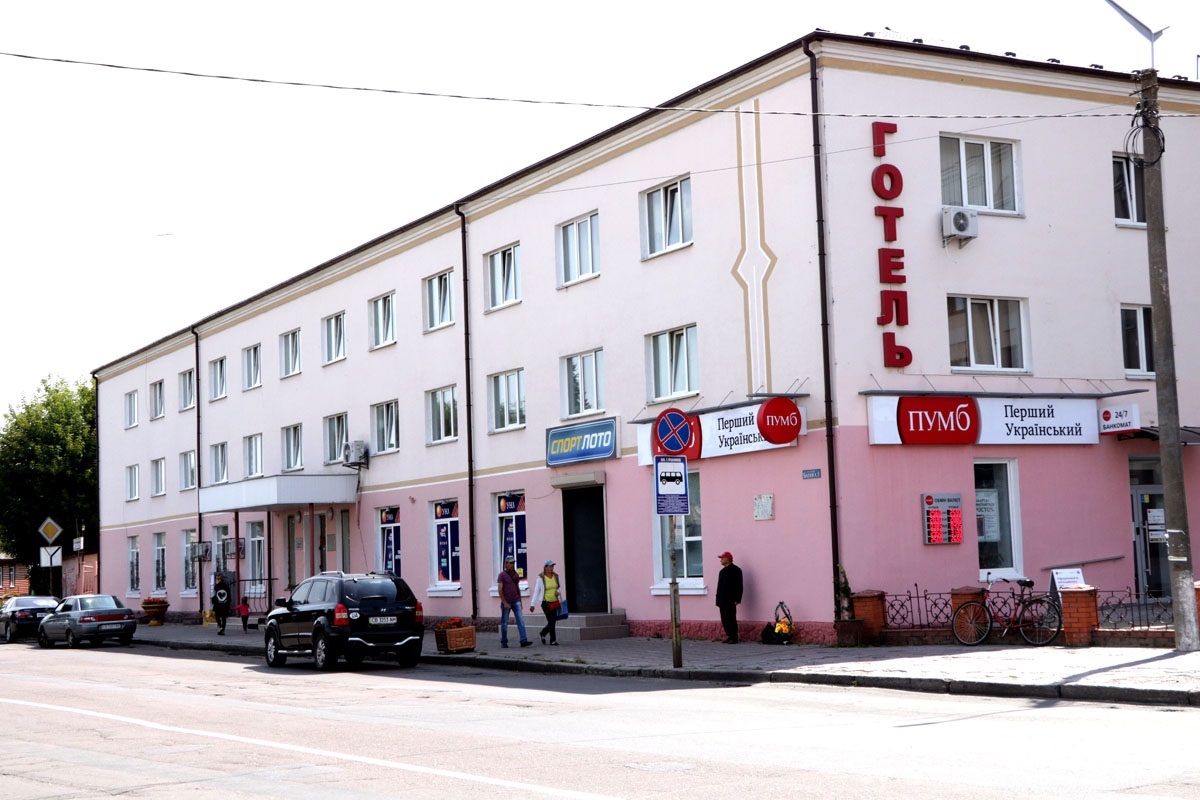 Готель розташований у центрі міста