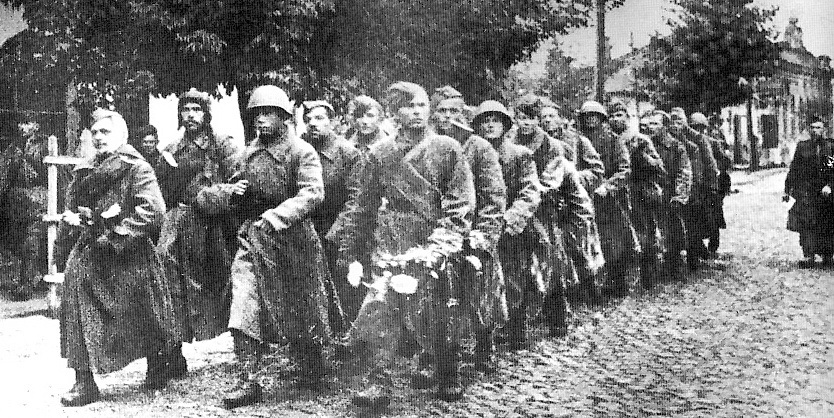 Осінь 1943 р. Ішли бруківкою по вулиці Гоголя наші солдати. фото з книги Юрія Власовця "Незгасимий вогонь пам'яті"