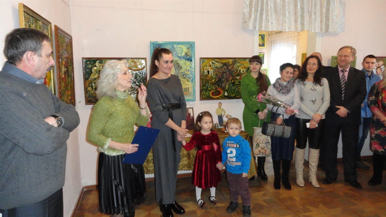 Під час персональної виставки робіт Поліни у Ніжинському музеї