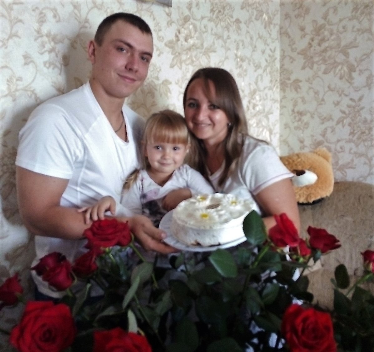 Дмитро з дружиною та донечкою