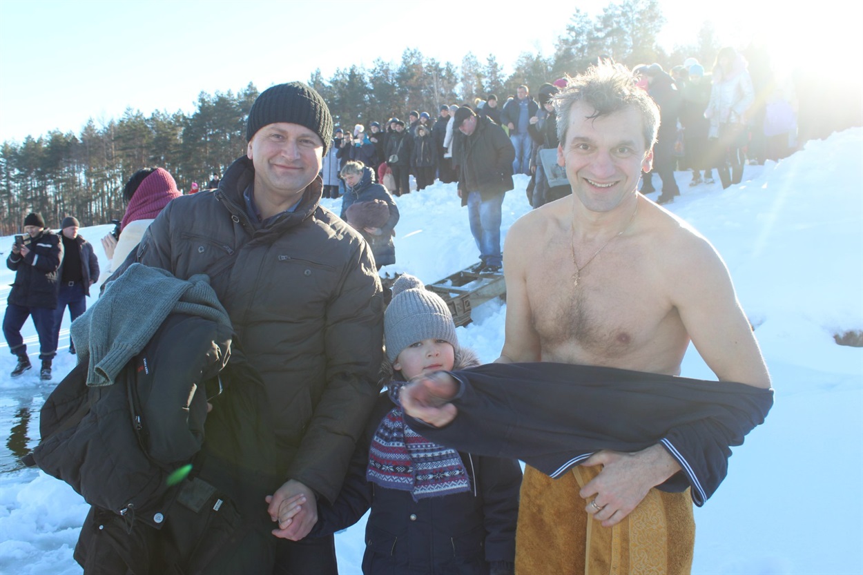 На фото. 2019 рік. Водохреще. Ставок Карлове (с.Талалаївка) Геннадій Пруденко (праворуч) з головним лікарем Ніжинської міської лікарні ім. М. Галицького Олександром Костирком та його сином Іваном.