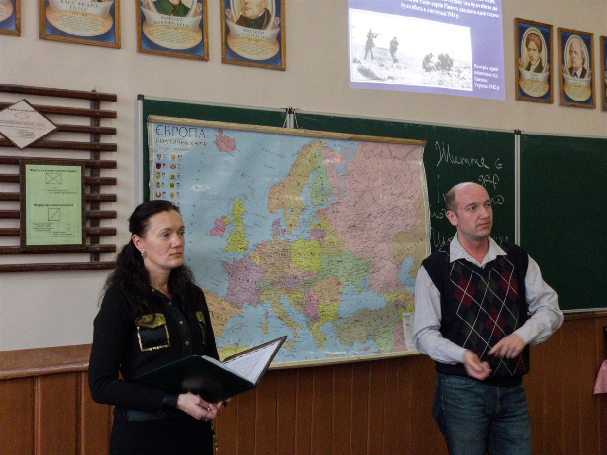 Лідія Поляк та директор Ніжинської ЗОШ №4 Олег Манойленко під час проведення заходу