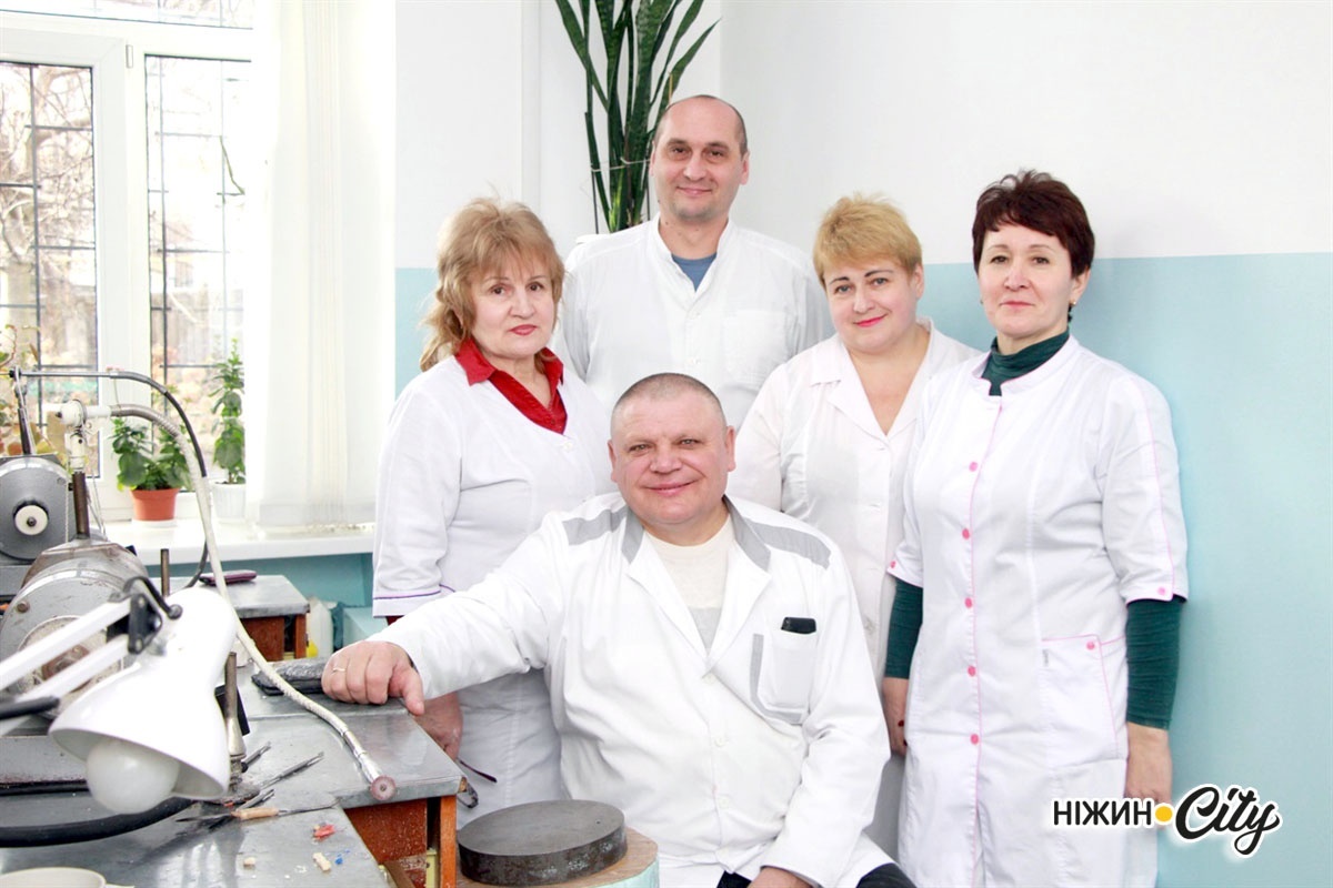 Колектив зубних техніків Ніжинської міської стоматполіклініки