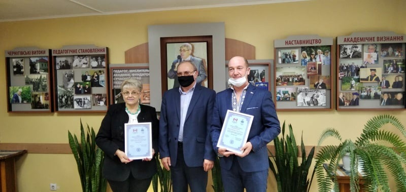 На фото: Наталія Примушко, Станіслав Пономаревський, Олег Манойленко під час нагородження