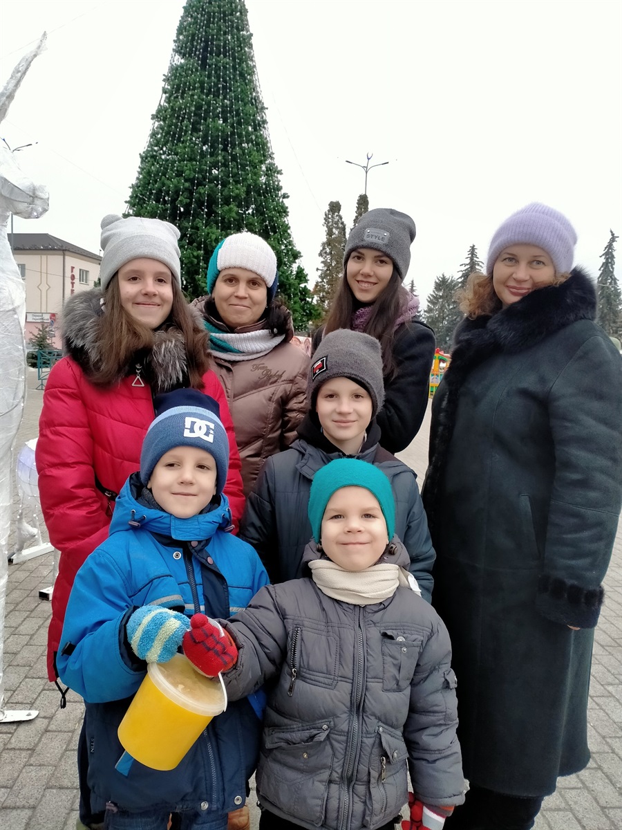 Родина Плажко та очільниця відділу - Олеся Константиненко 
