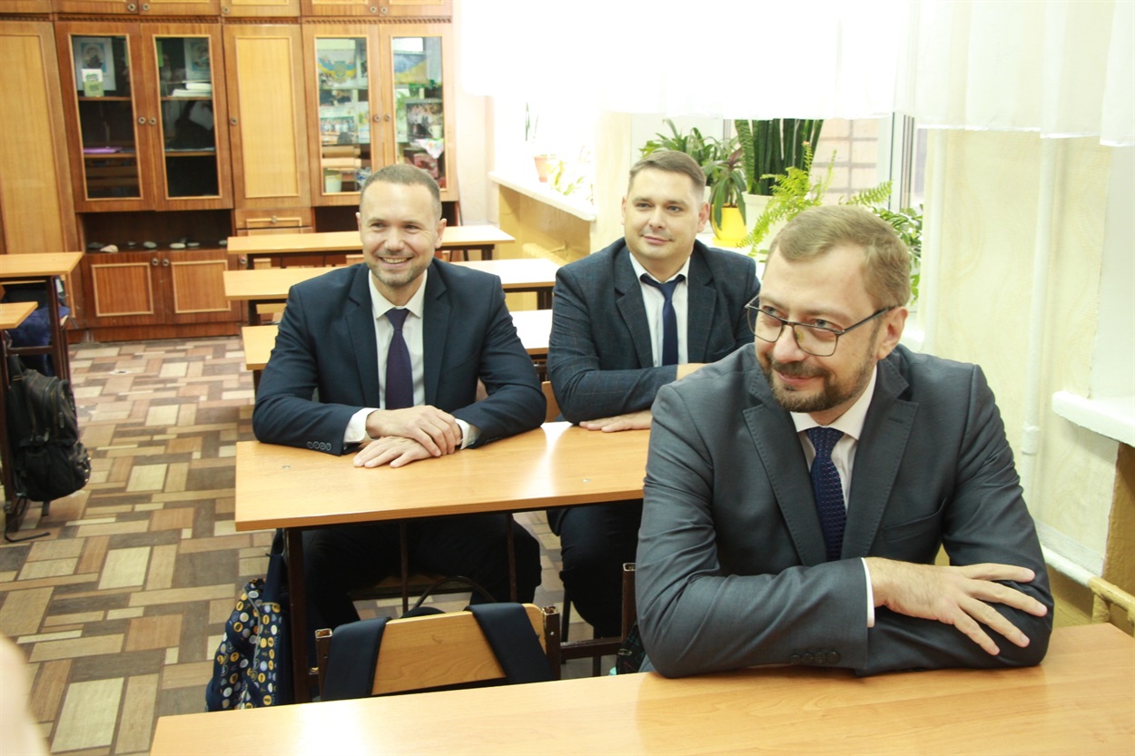 ЗА РІДНОЮ ПАРТОЮ. МІНІСТР  - ЛІВОРУЧ