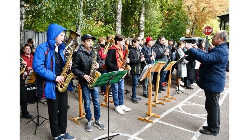 Зразковий дитячий духовий оркестр "Ніжинські сурми" м. Ніжина (кер.  Васильович Карпенко).