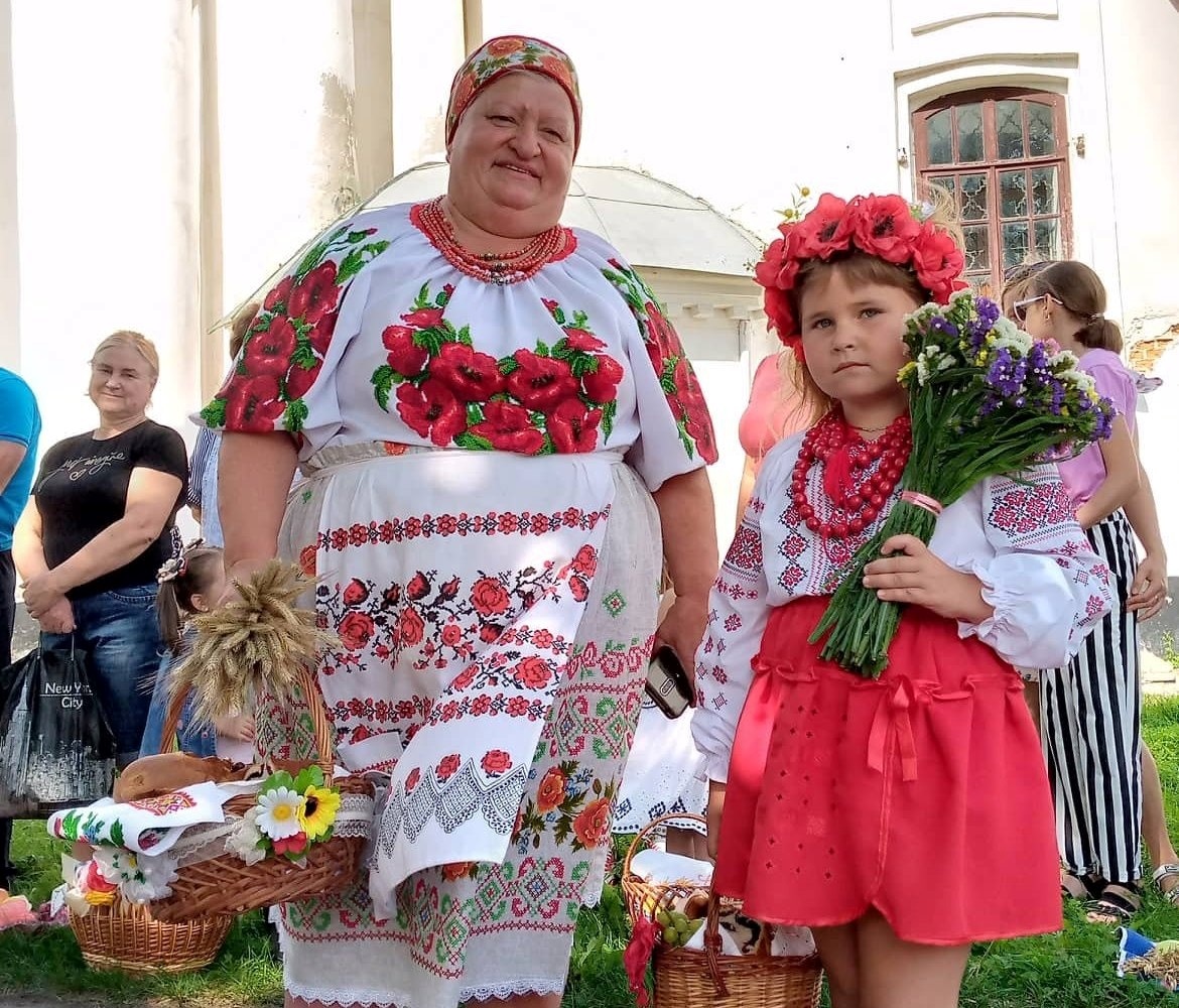 Тамара Георгіївна з онучкою Машею на Спаса  освячують мед... 