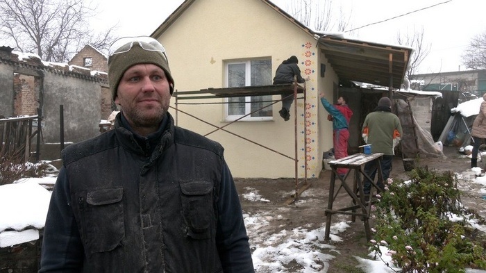 Євген Сидоренко на тлі нового будинку для сестер-пенсіонерок
