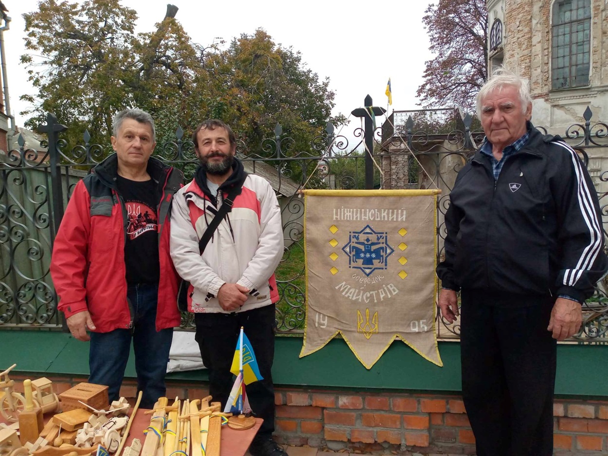 на фото знамениті ніжинські народні майстри: Сергій Святний,  