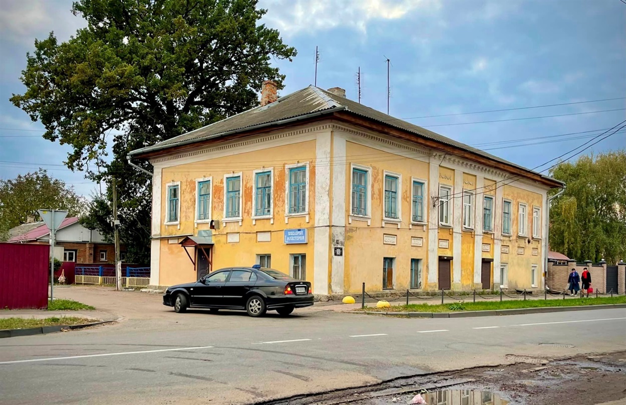 Житловий кам`яний двоповерховий будинок належав графу Якову Капуані (? – 1794) - уродженцю італійської П`яченци, військовому коменданту м. Ніжина.
У цьому будинку в травні 1787 р. граф Капуані приймав Франціско де Міранду (1750-1816) – національного героя республіки Венесуела, одного з ініціаторів та керівників боротьби за незалежність іспанських колоній у Південній Америці. Про своє короткочасне перебування у Ніжині Міранда описав у своєму щоденнику (див. коментарі).
Будинок являє собою зразок будівлі періоду раннього класицизму, особливу привабливість якому надає ризаліт дворового фасаду на рівні другого поверху, що має відкриту галерею на чотирьох круглих стовпах, нажаль нині частково закладену цеглою.