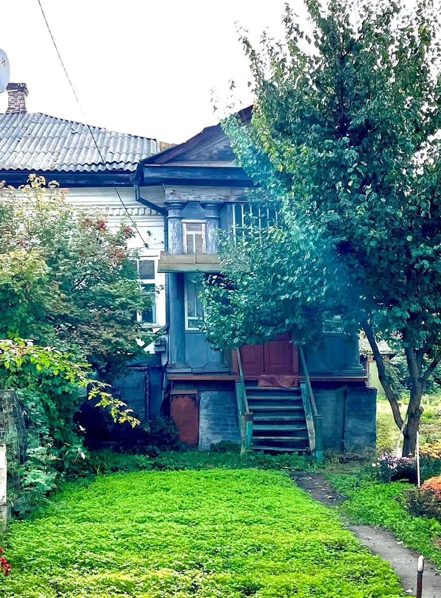 Інший портик у стилі класицизм, але вже дерев’яний, чотириколонний. Пізніше (але очевидно ще до 1917 року) портик зашитий дошками та віконними рамами, що перетворило його на рундук-тамбур.