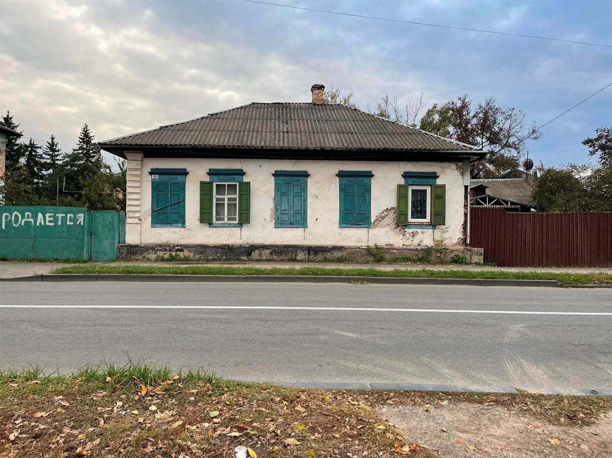 Дерев‘яна «п’ятивіконка» №10. Тут мешкала родина купців Лазаренко, з якої походить видатний ніжинський меценат, колекціонер старожитностей, зокрема речей побуту поштової справи, Почесний громадянин м. Ніжина Олександр Лазаренко (р. ж. 1897-1997).
