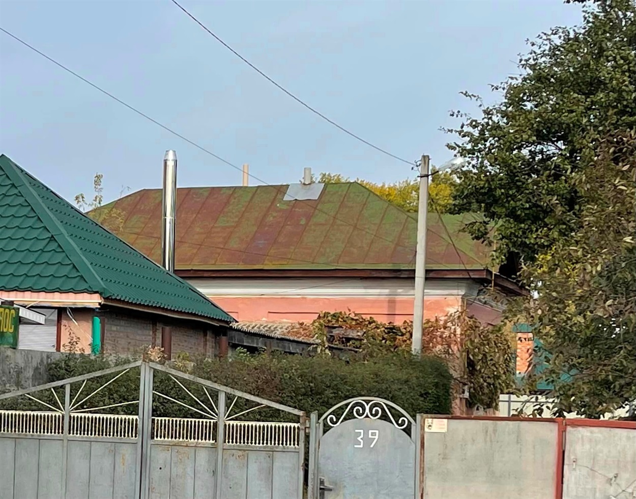 Кам’яниця 18 ст. розташована у глибині садиби. Пам’ятка архітектури місцевого значення