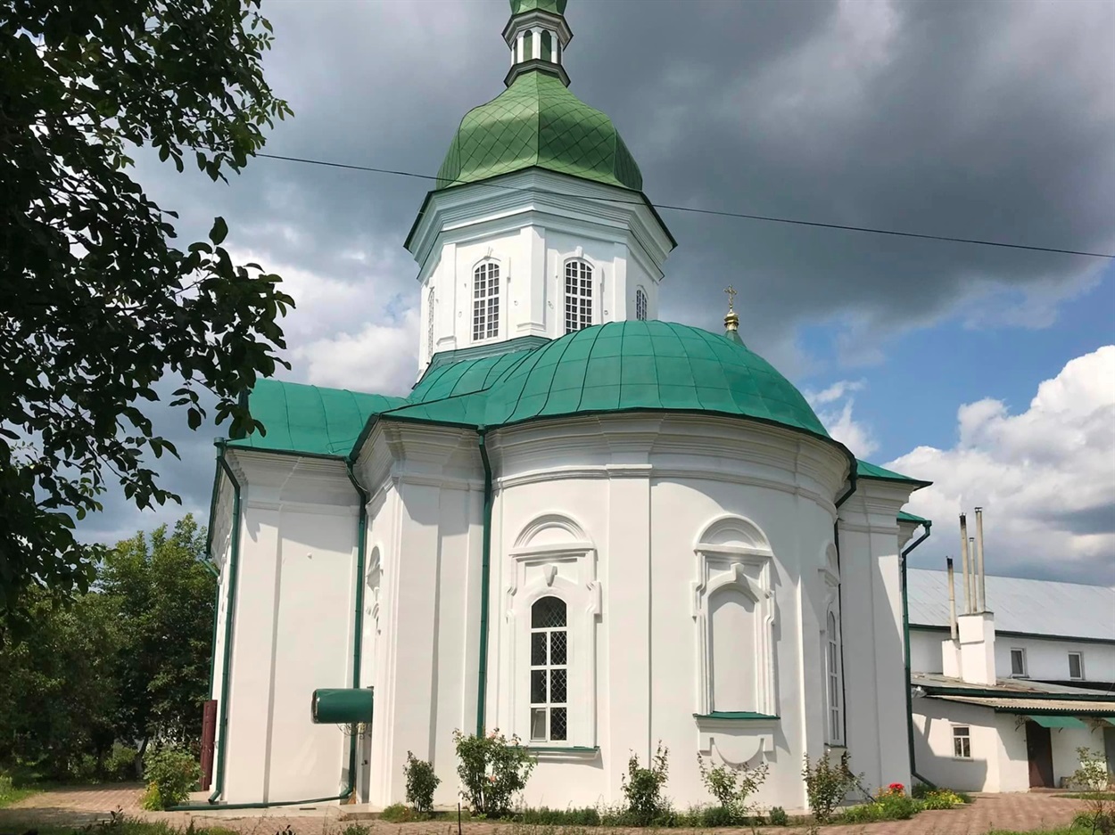 Введенський собор 1775 року репрезентує проміжний тип церковного будівництва 17-18 ст., характерний для Ніжина - хрещатий однобанний храм з короткими боковим раменами та двома екседрами - східною апсидою та таким ще півкруглим притвором.