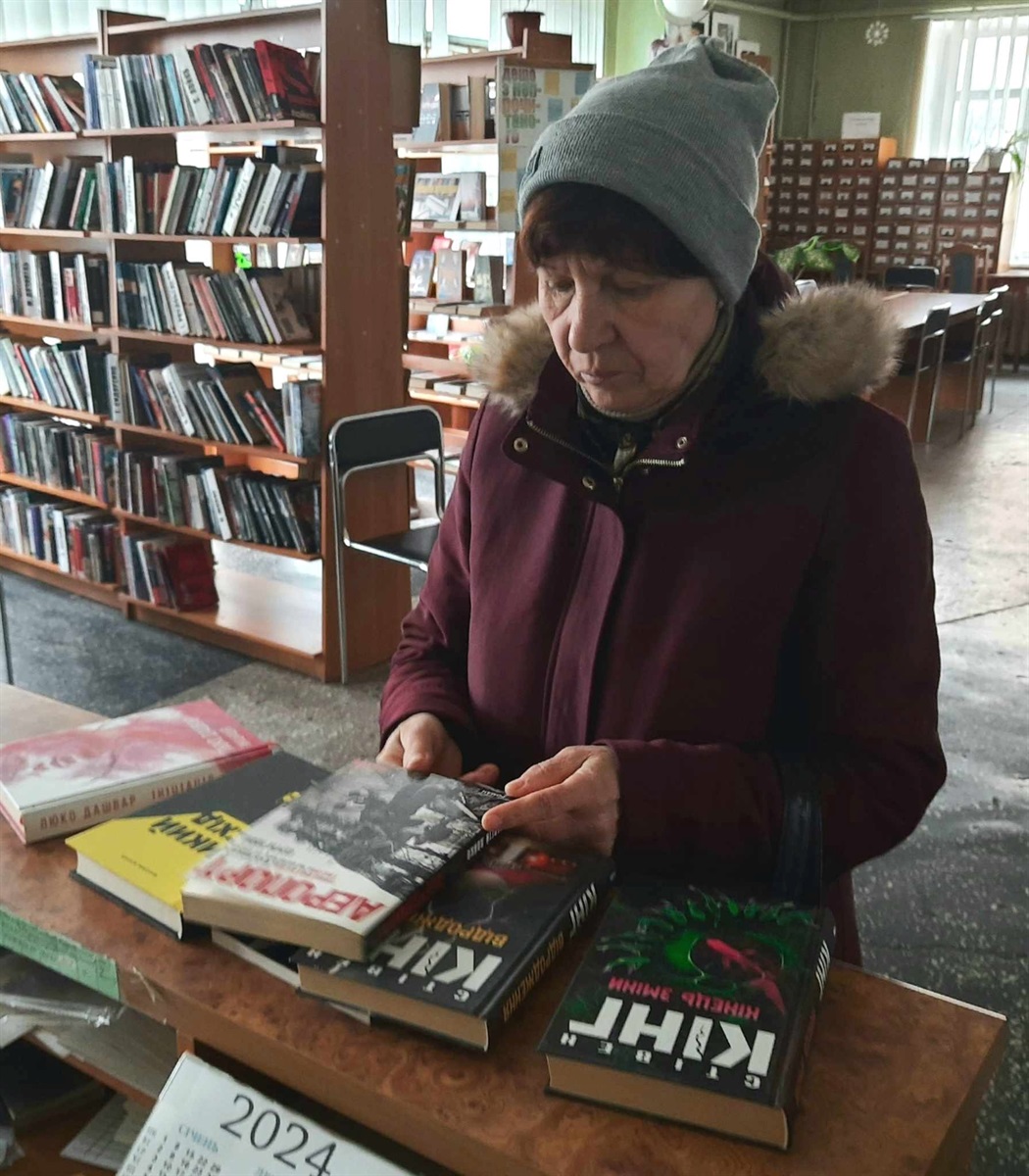 Книги подарувала Любов Денисенко, активна відвідувачка центральної бібліотеки.