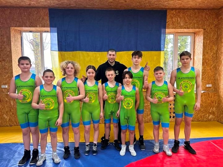 Учасники змагань у новій формі від спонсора
