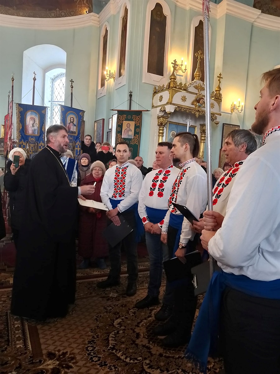 На знімку: лунає у храмі зимова колядка у виконанні чоловічого хору під керівництвом настоятеля храму, керівника Свято-Троїцької парафії протоієрея отця Володимира (Будника).  