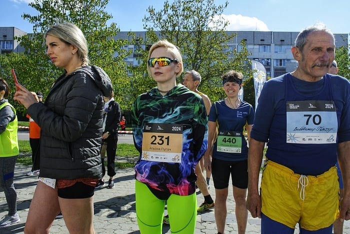 Володимир з іншими учасниками пробігу.

