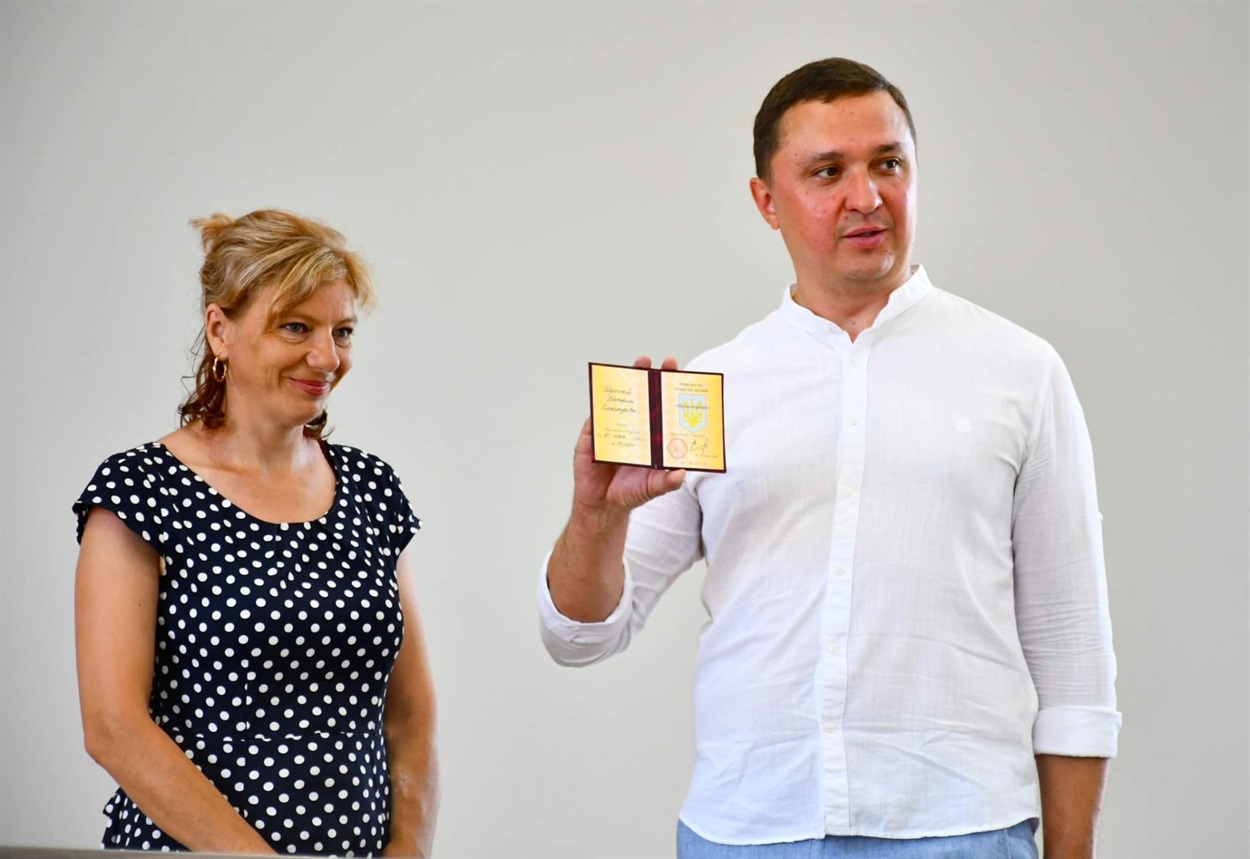 Посвідчення Катерині Шумській вручив очільник ніжинської громади Олександр Кодола
