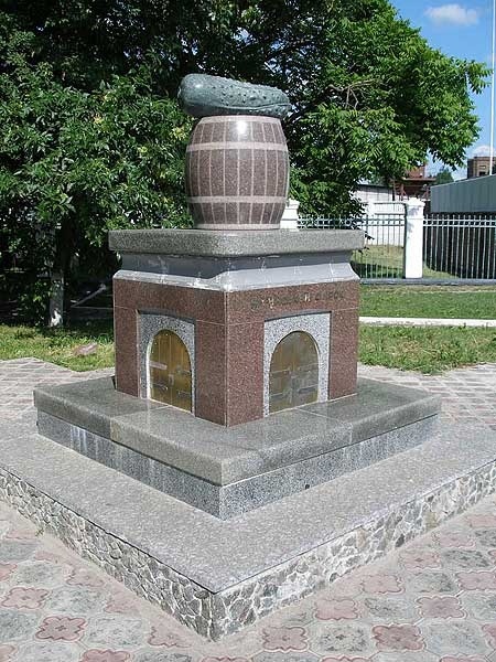 Пам’ятник ніжинському огірку входить до ТОП-кращих пам’ятників кулінарним шедеврам України та до ТОП-найнезвичніших пам’ятників❗️