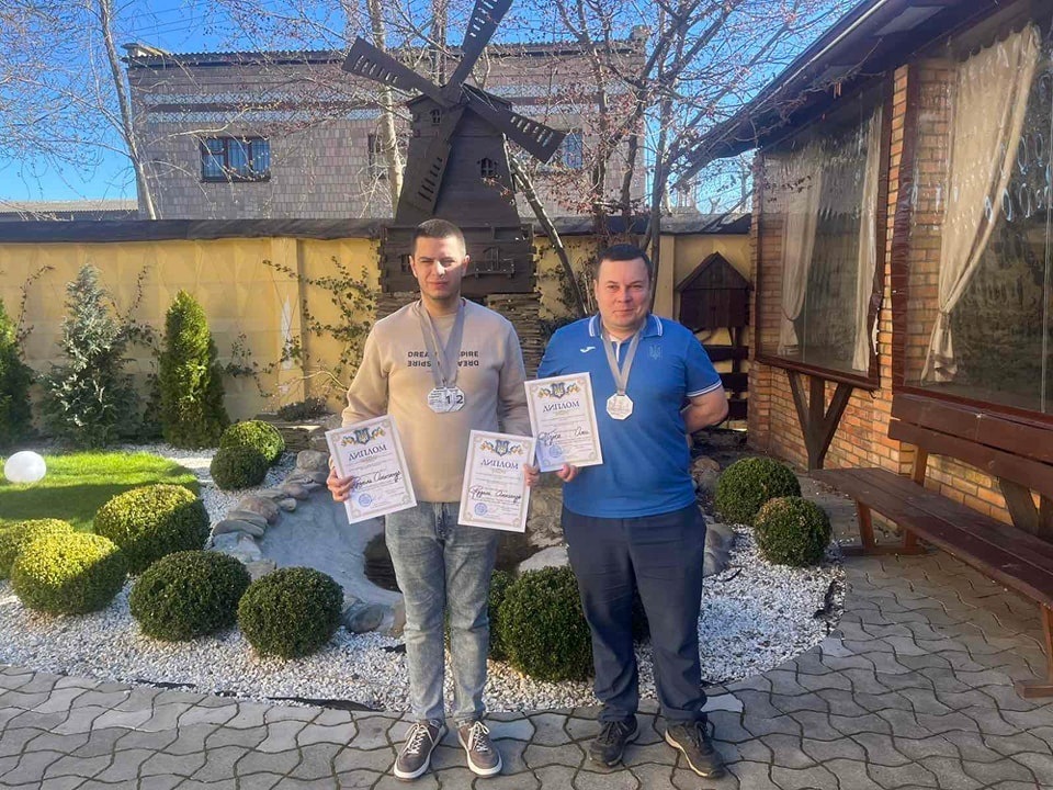 Олександр РІДЗЕЛЬ на фото ліворуч