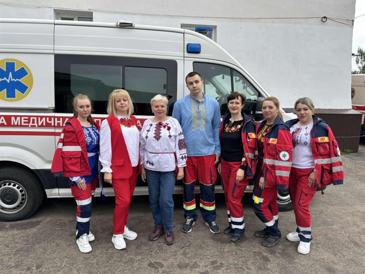 На фото працівники Ніжинської станції екстреної швидкої медичної допомоги на чолі з Наталією Демченко, старшою  фельдшеркою.