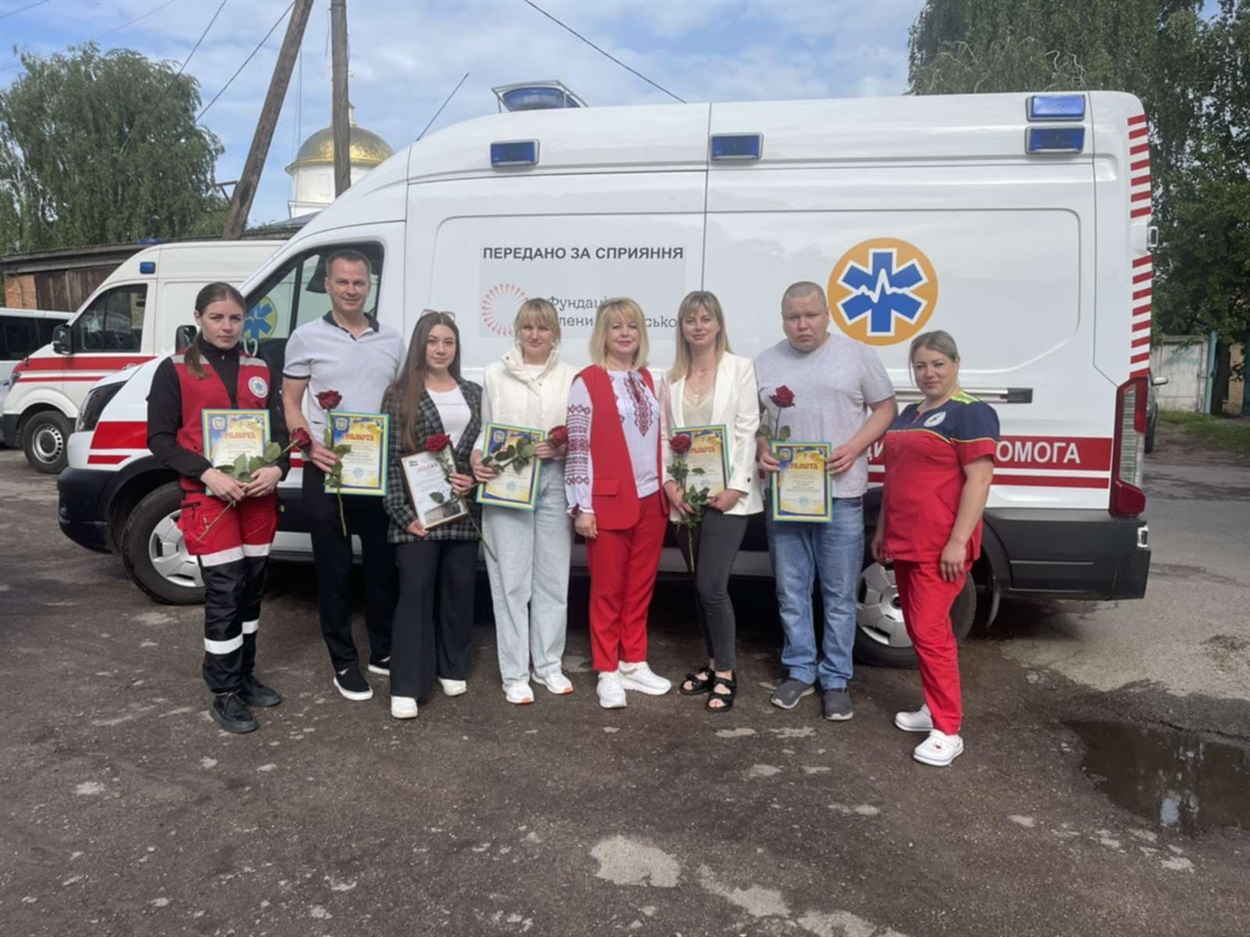 На фото працівники Ніжинської станції екстреної швидкої медичної допомоги на чолі з Наталією Демченко, старшою  фельдшеркою.