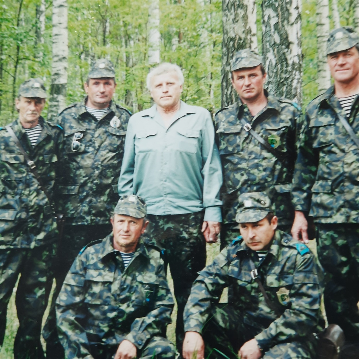 На фото Ковалевський Є.А.  з працівниками лісництва