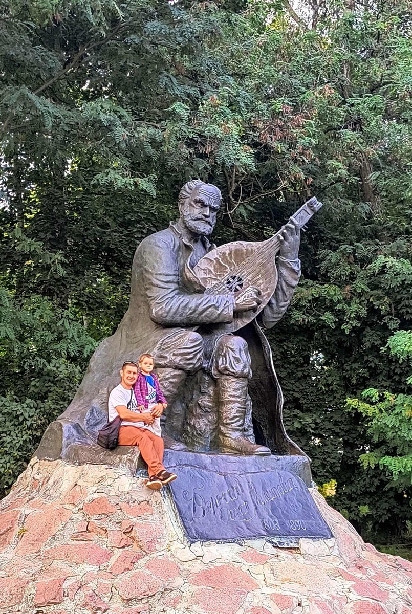 Біля пам'ятника Остапу Вересаю в Сокиринцях