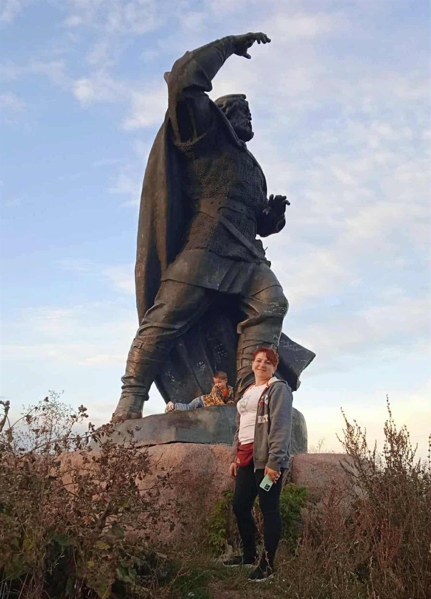 Я з сином біля пам'ятника Бояну в Новгород-Сіверському